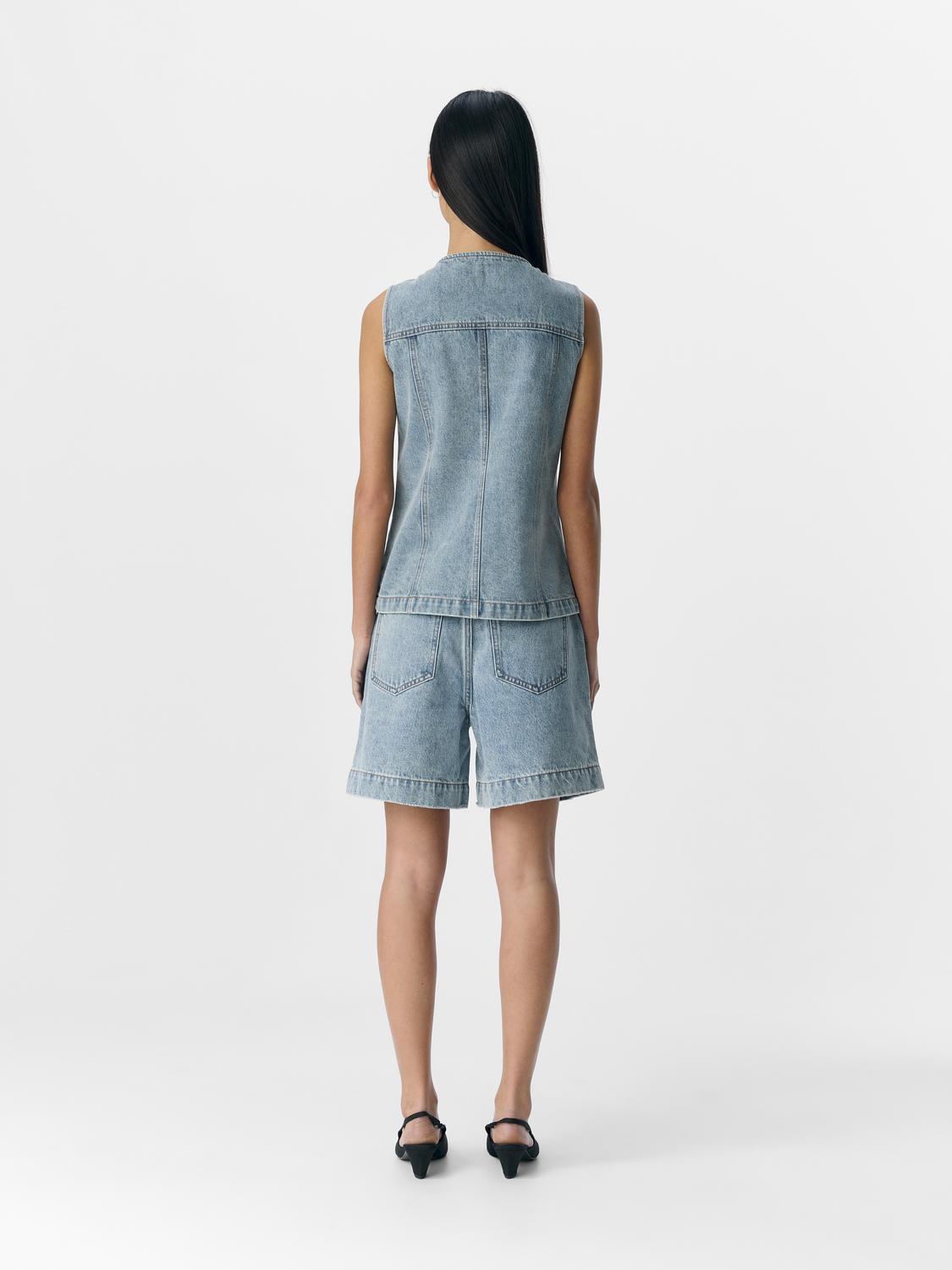 model_shot-back