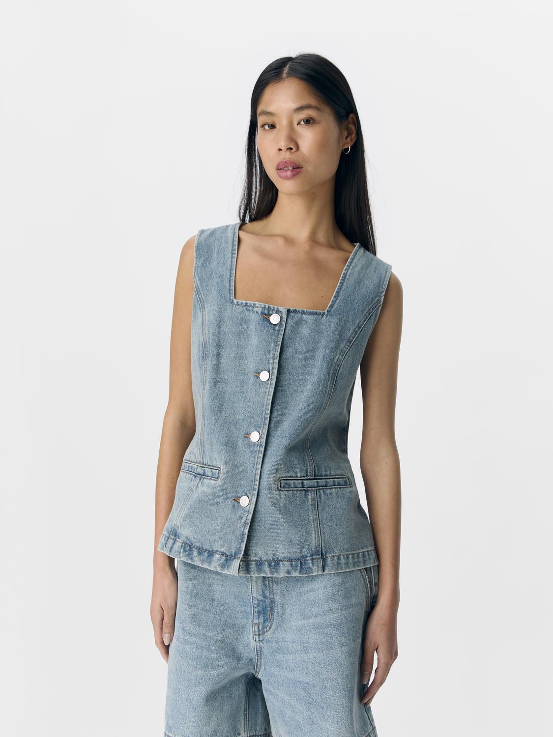 model_shot-front