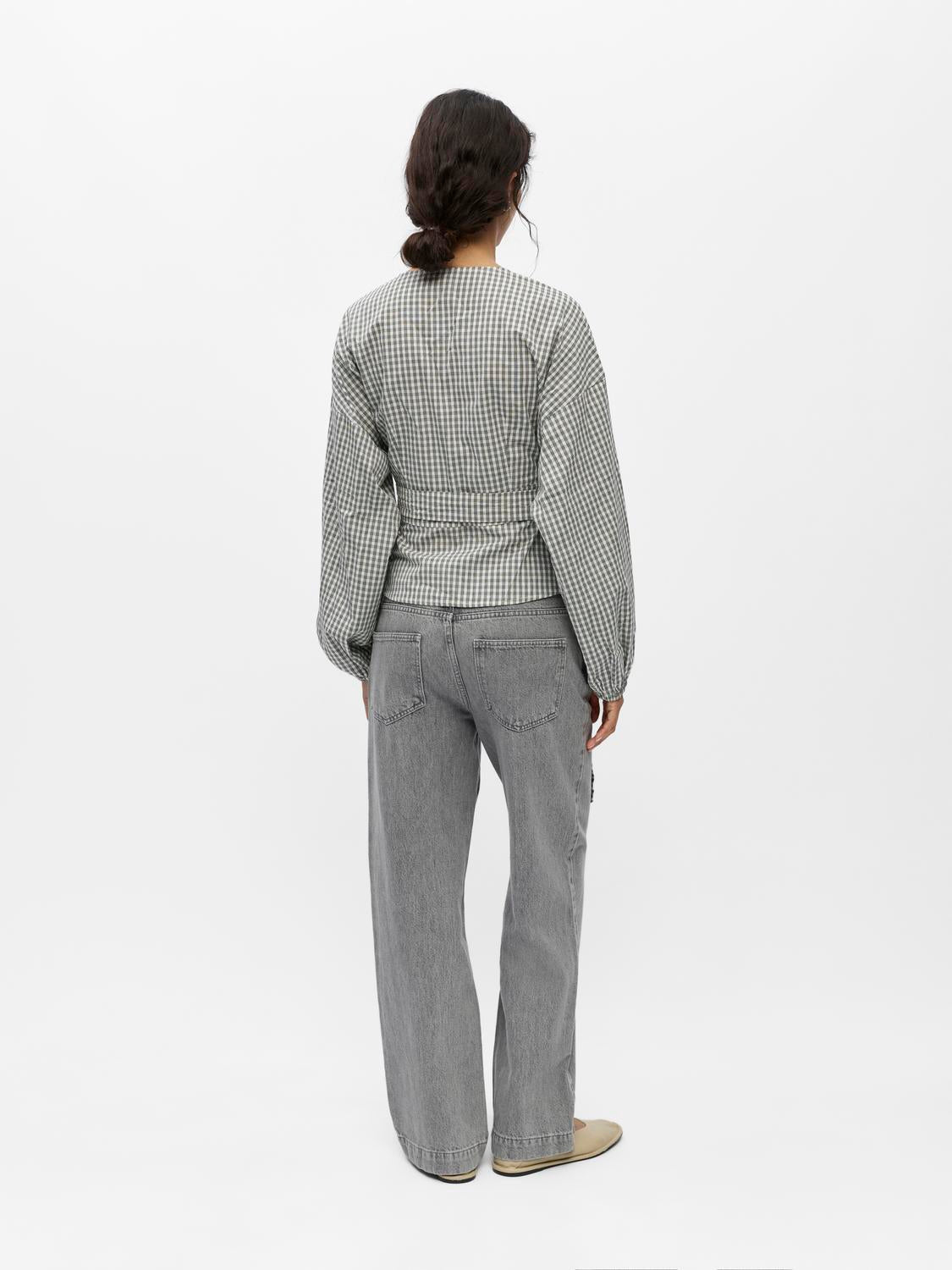 model_shot-back