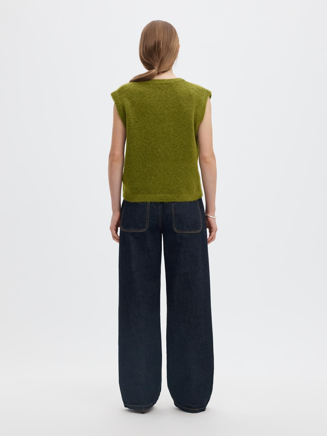 model_shot-back