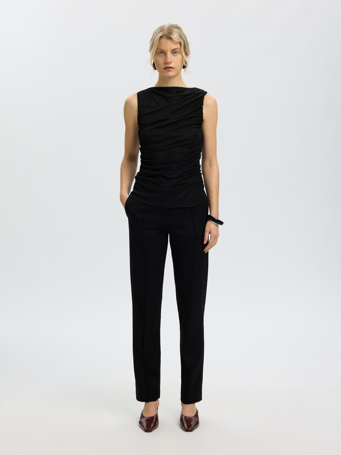 model_shot-front_full