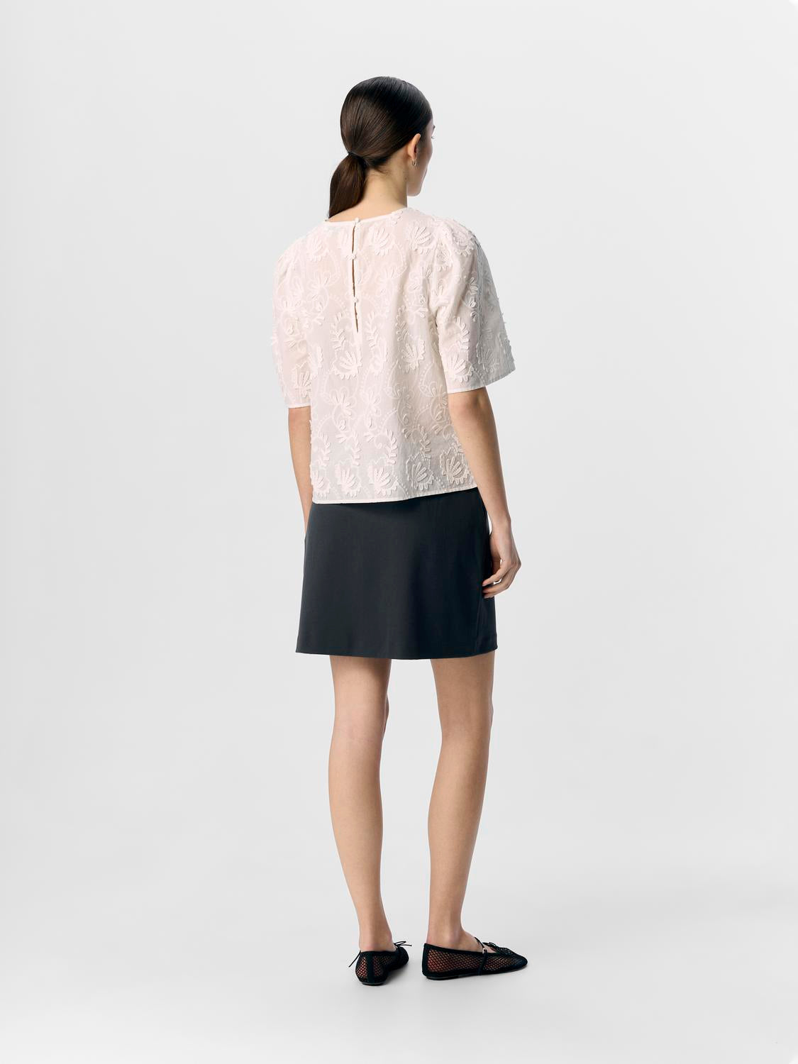 model_shot-back