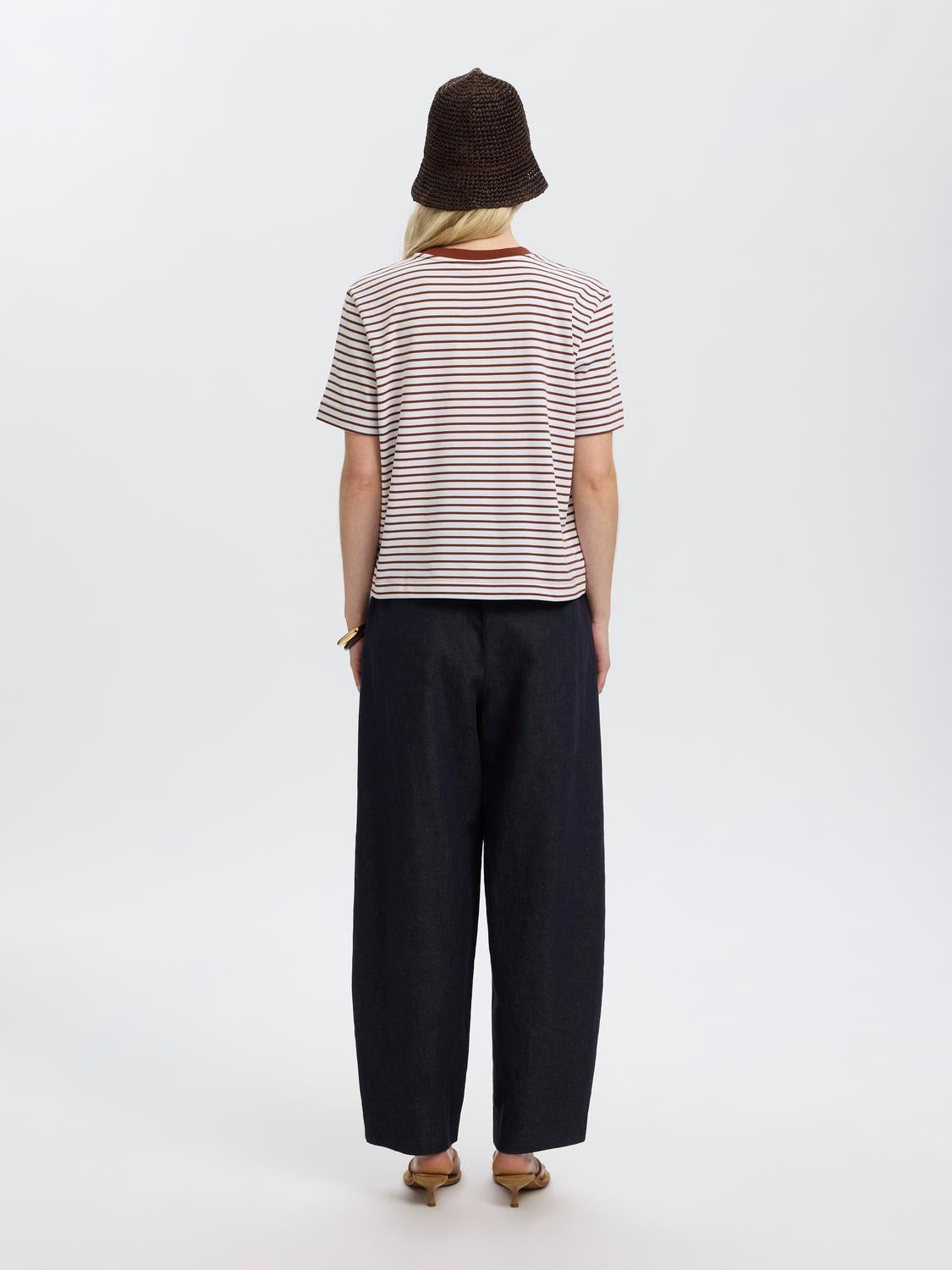 model_shot-back