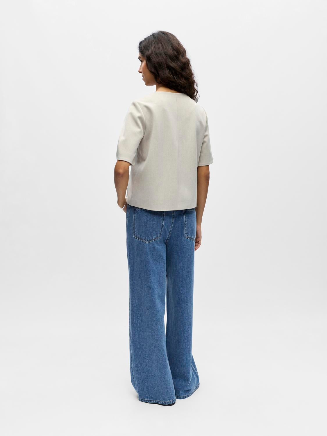 model_shot-back