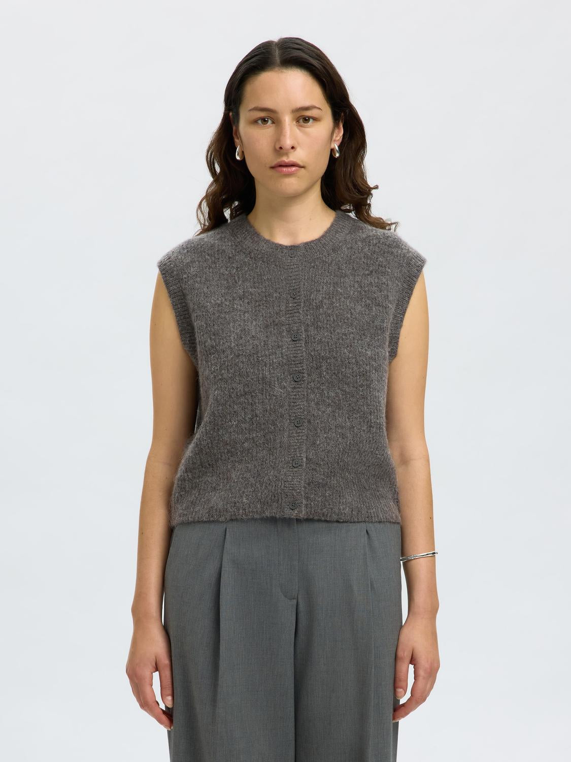 model_shot-front