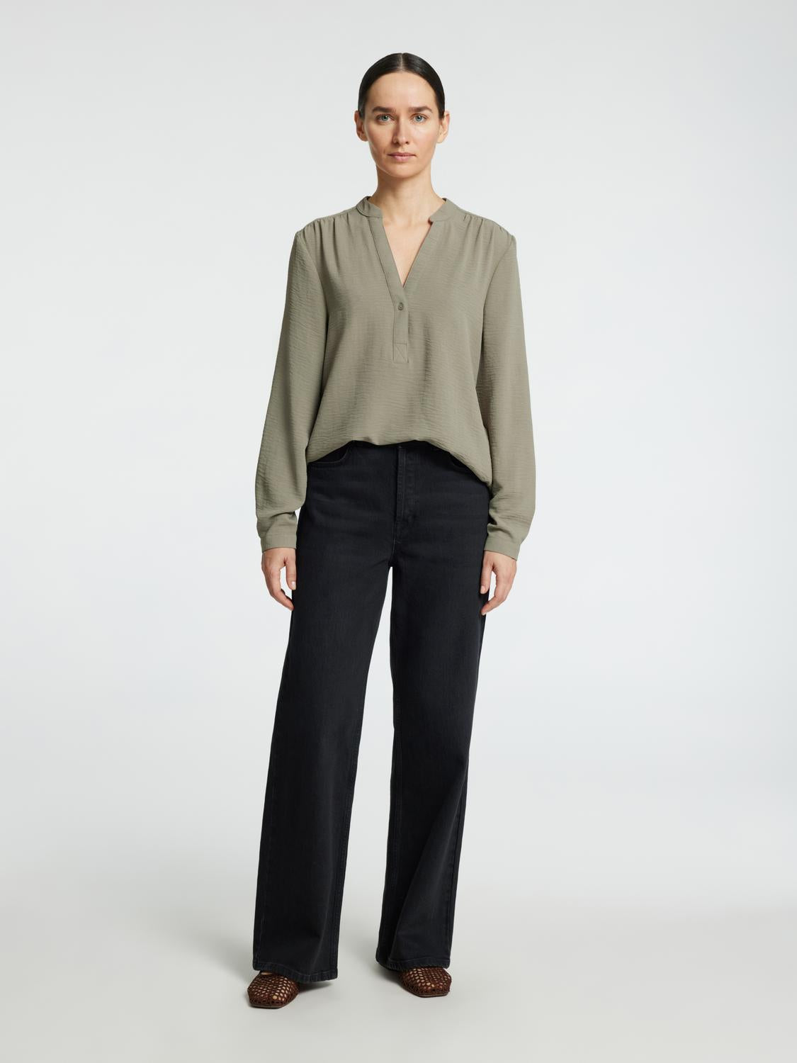 model_shot-front_full