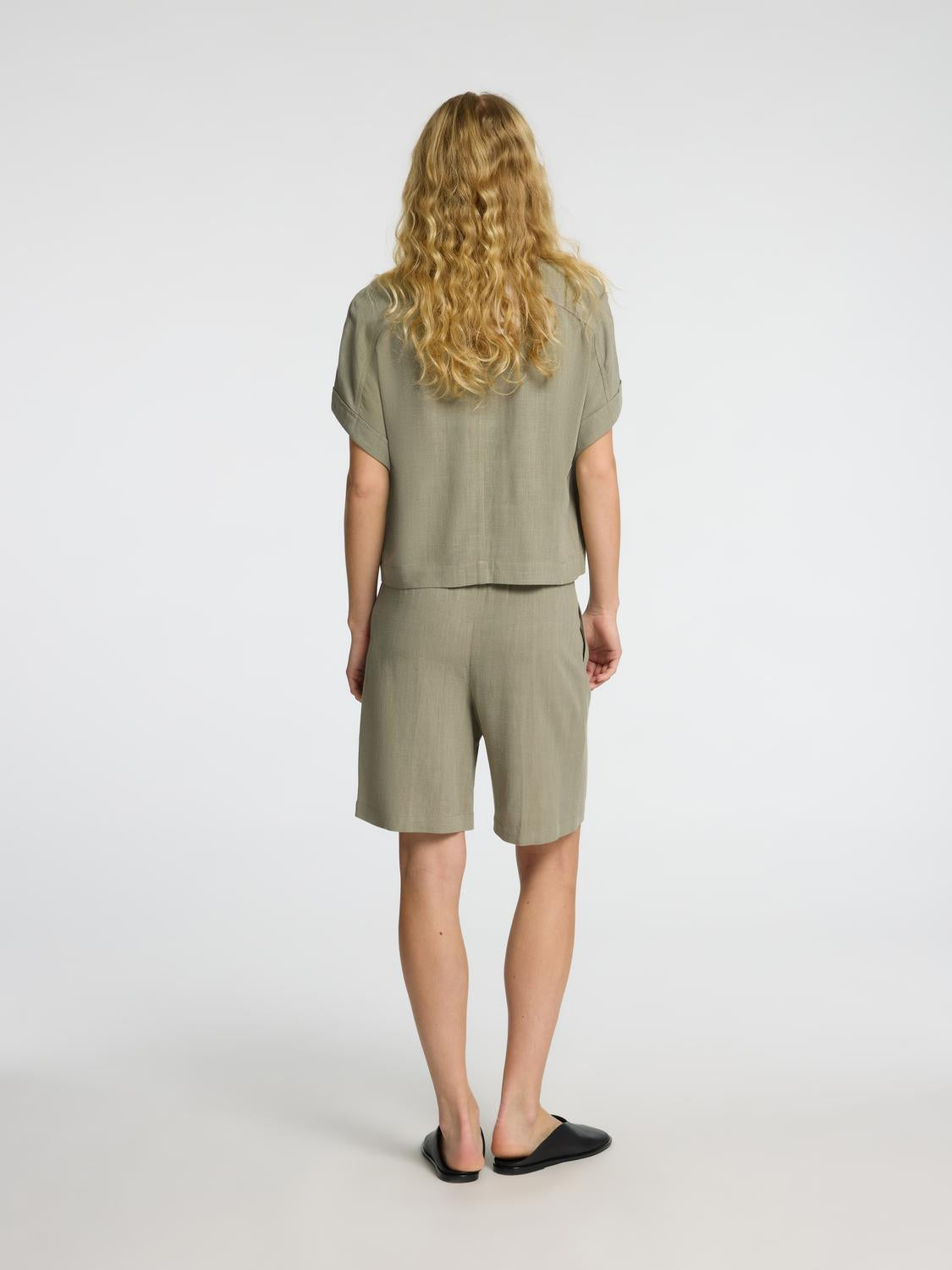 model_shot-back