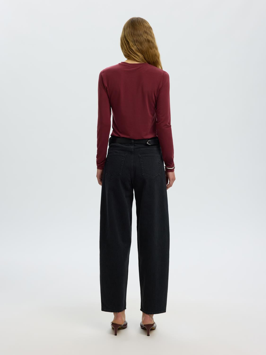 model_shot-back