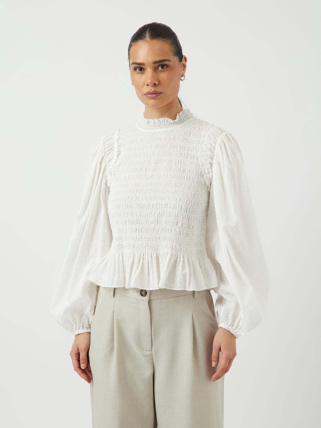 model_shot-front