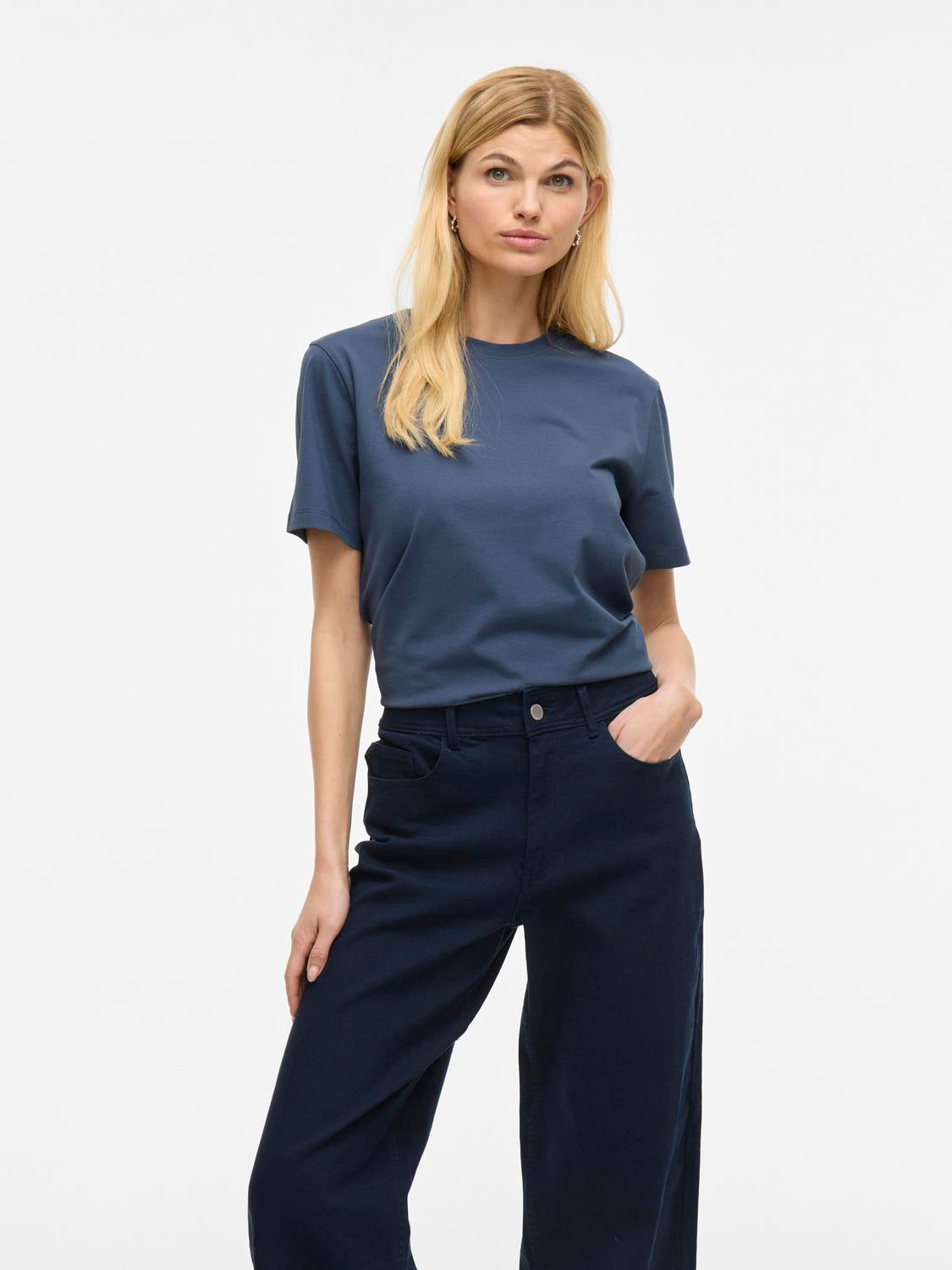 model_shot-front