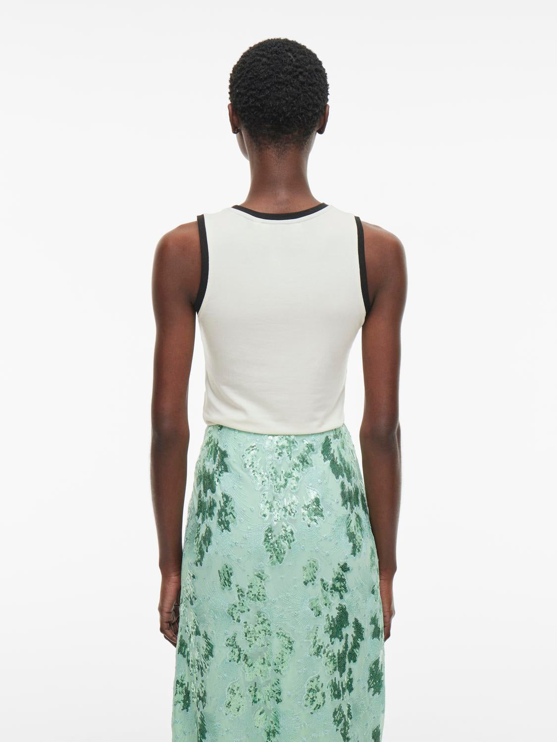 model_shot-back