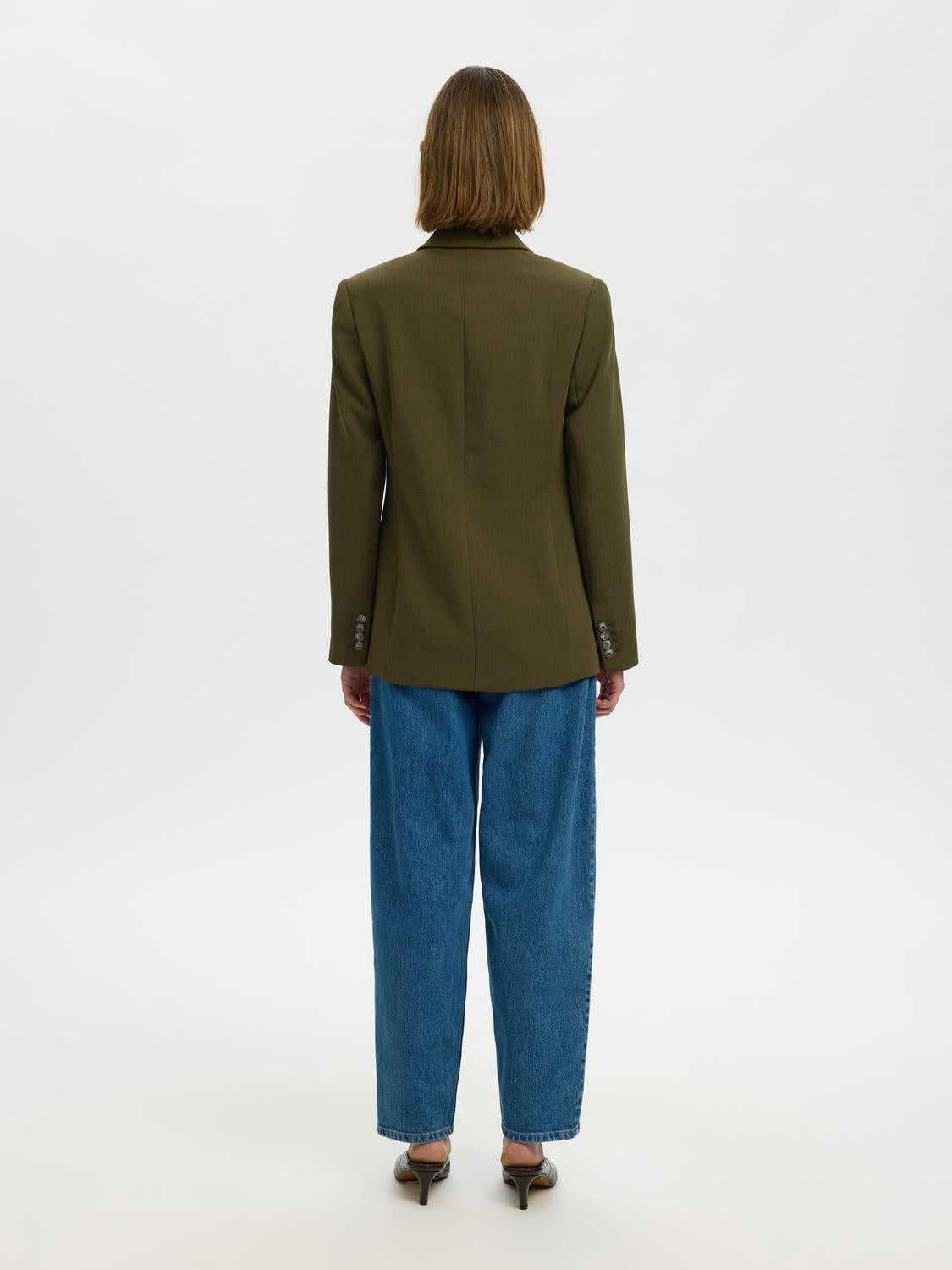 model_shot-back