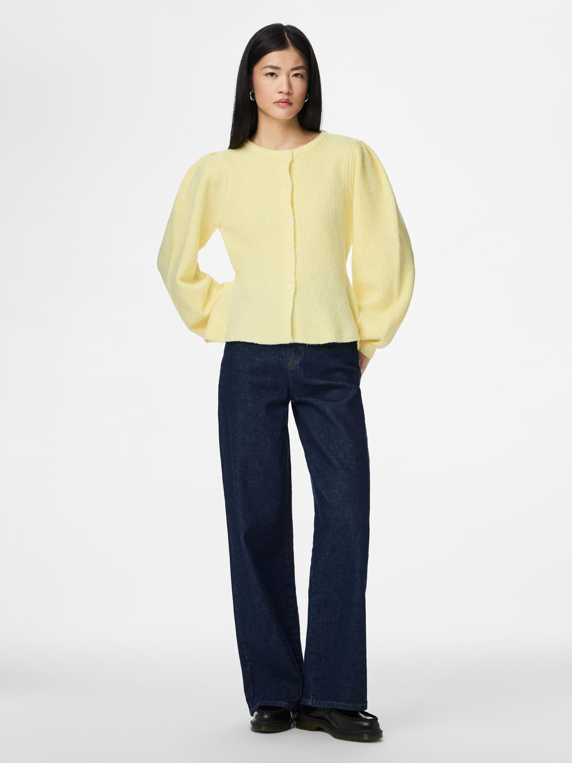 model_shot-front_full