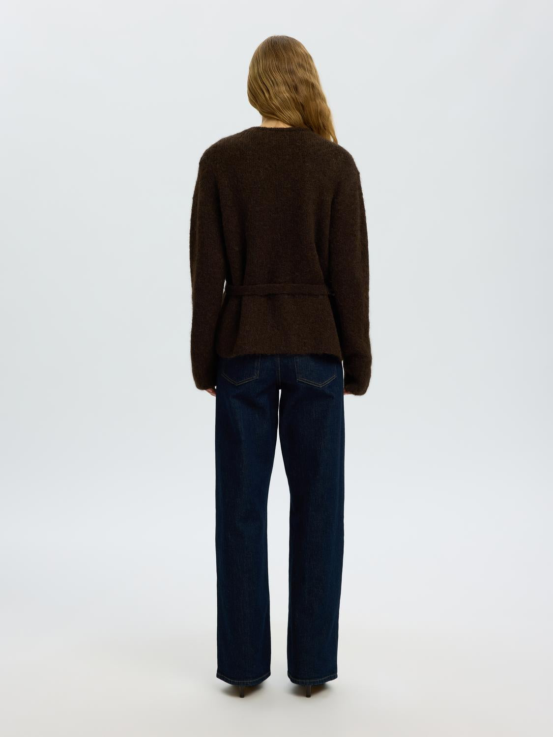 model_shot-back