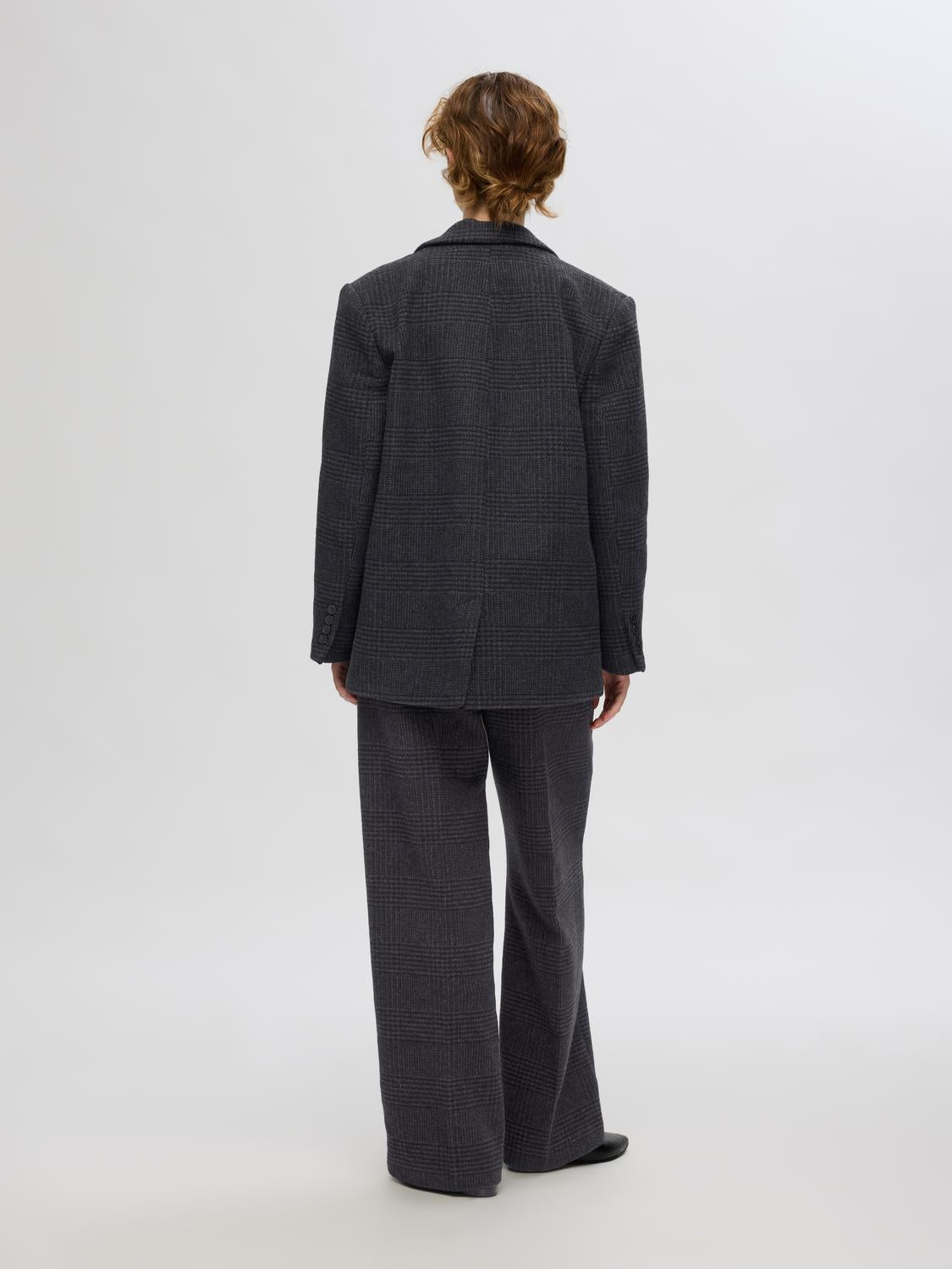 model_shot-back