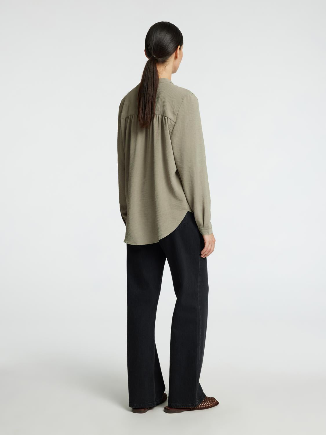 model_shot-back