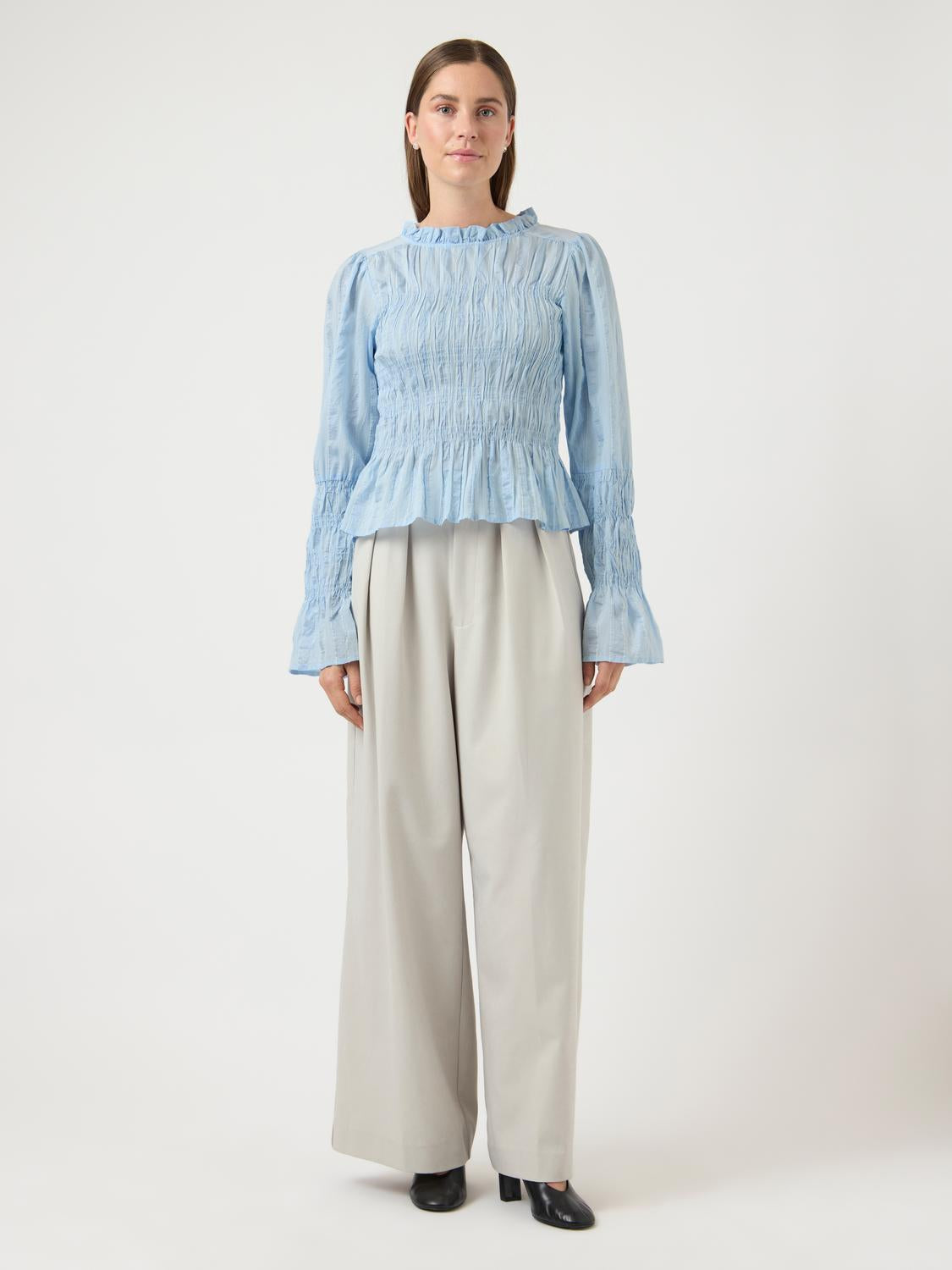 model_shot-front_full