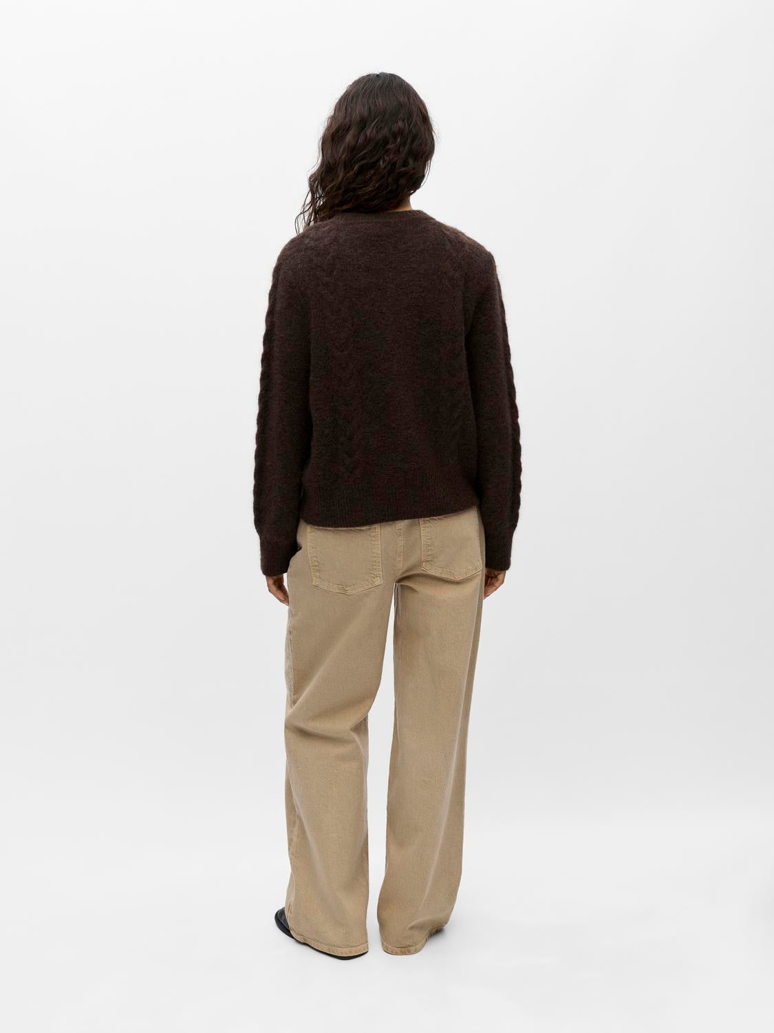 model_shot-back
