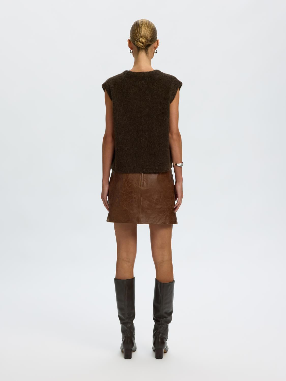 model_shot-back