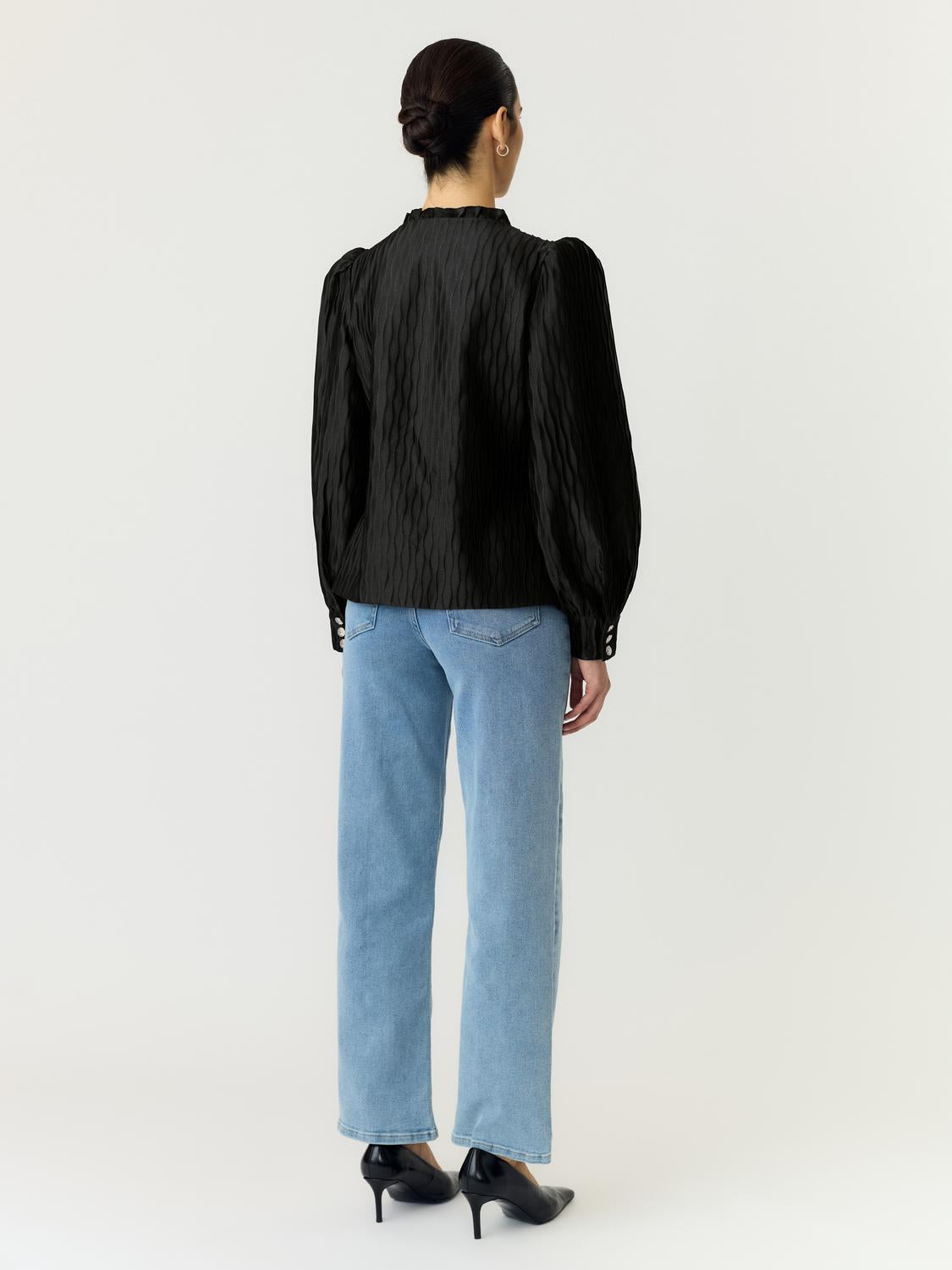 model_shot-back