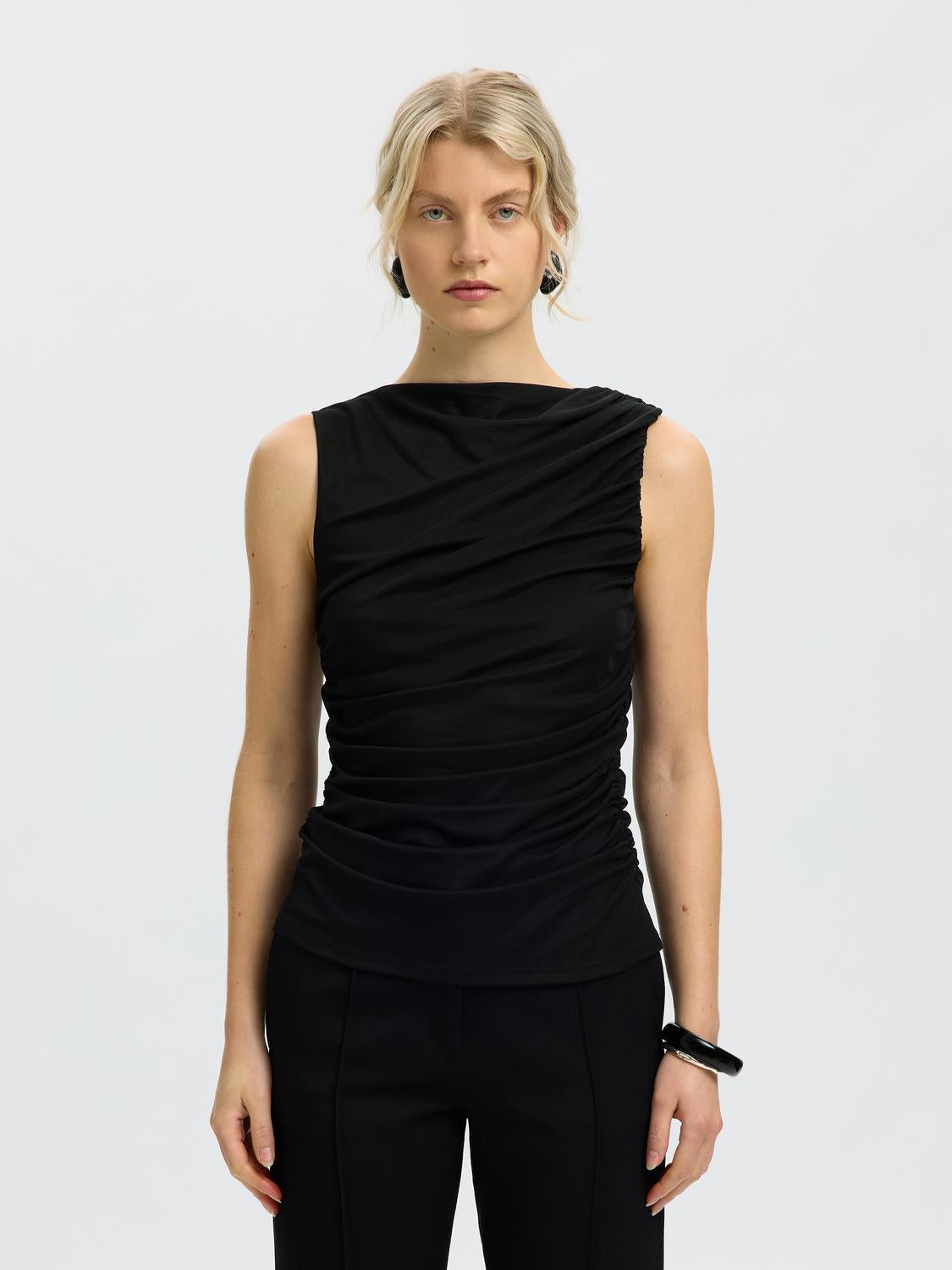 model_shot-front