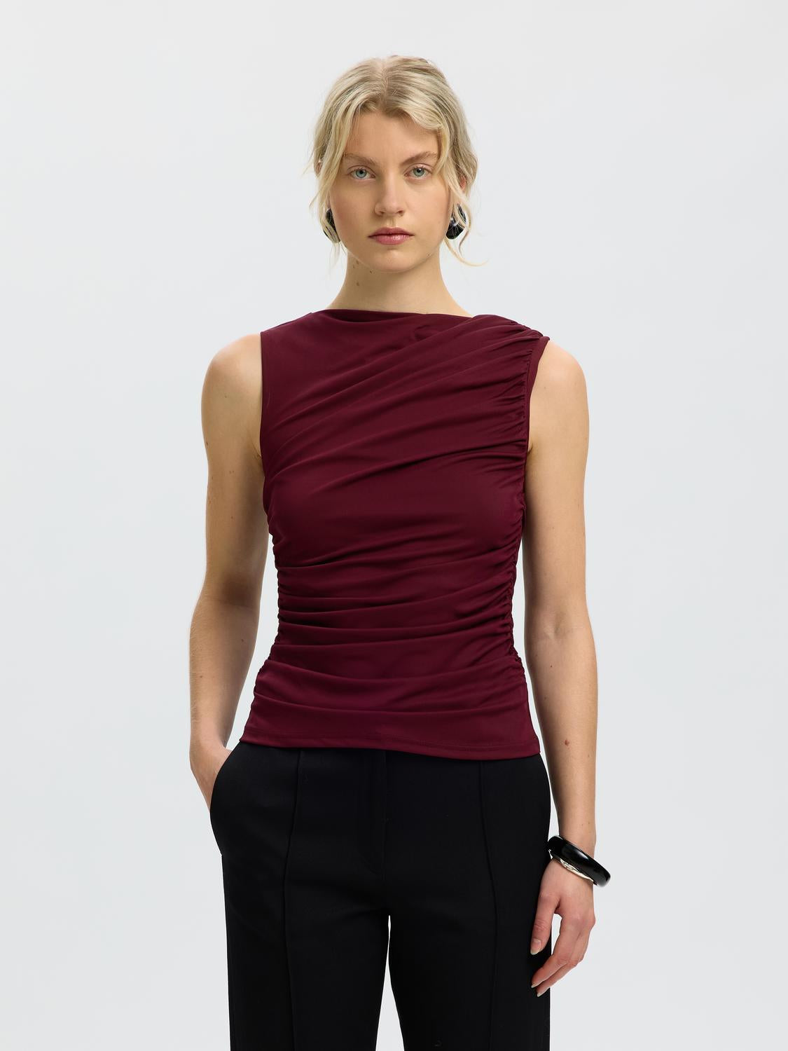model_shot-front